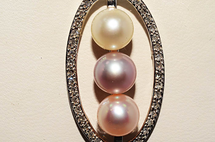 40mm 25ct Natural Multi Colored Pearl Diamond Pendant