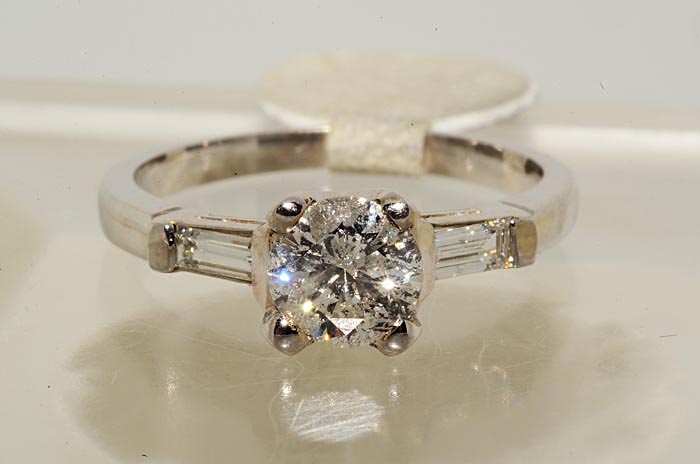 7000 .91CT 3 STONE ROUND CUT DIAMOND ENGAGEMENT RING VS SIZE 5.75 