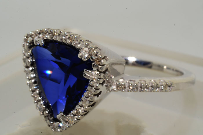 16CT TRILLION CUT SAPPHIRE & DIAMOND RING SIZE 7  