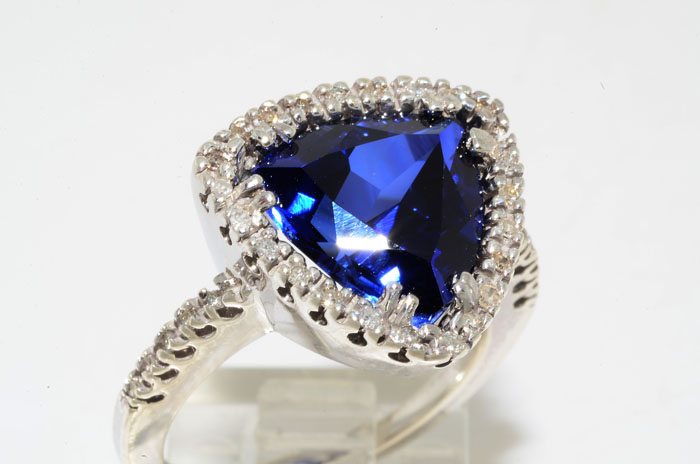 16CT TRILLION CUT SAPPHIRE & DIAMOND RING SIZE 7  